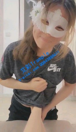 【调教视频】【妆主大大】让老公的小三舔我的脚